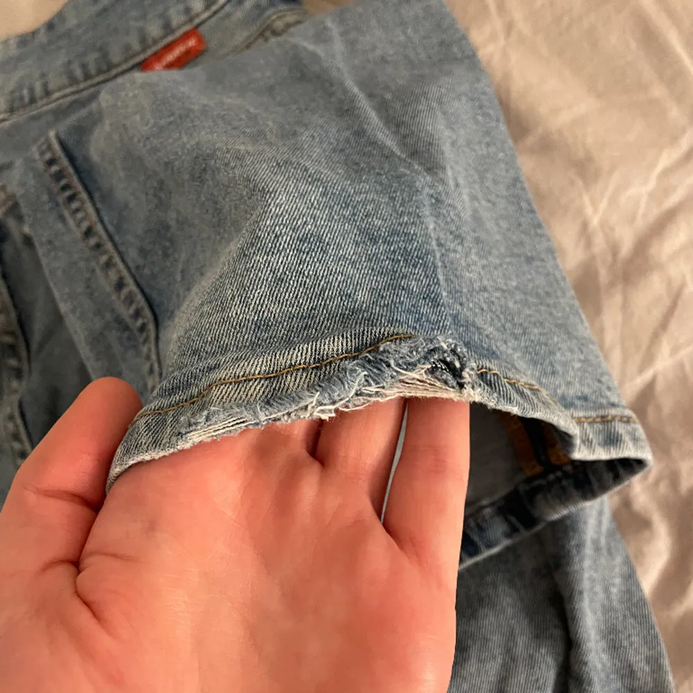 Säljer mina lågmidjade hm jeans som trendade för ett tag sen, då de är för korta för mig som är 173cm. Lite slitna längst ner på ena byxan men inget man lägger märke till💕. Jeans & Byxor.