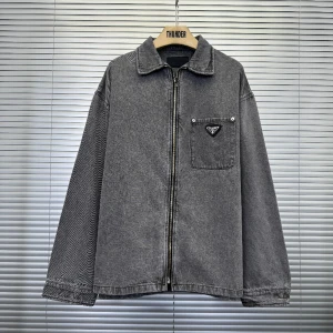 Prada Denim Jacka - - Skick 8/10 (Allmänt Slitage inget som syns) - Storlek M - Perfekt till dom sena sommarkvällarna. - Nypris 22.500 kr - Mitt pris 4999 kr (Steal!)