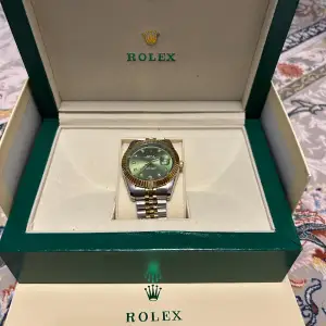 Säljer min Rolex klocka då jag använder inte den längre. Nyskick och använd ett par gånger med box mm. Hör av er vid intresse, pris kan diskuteras.