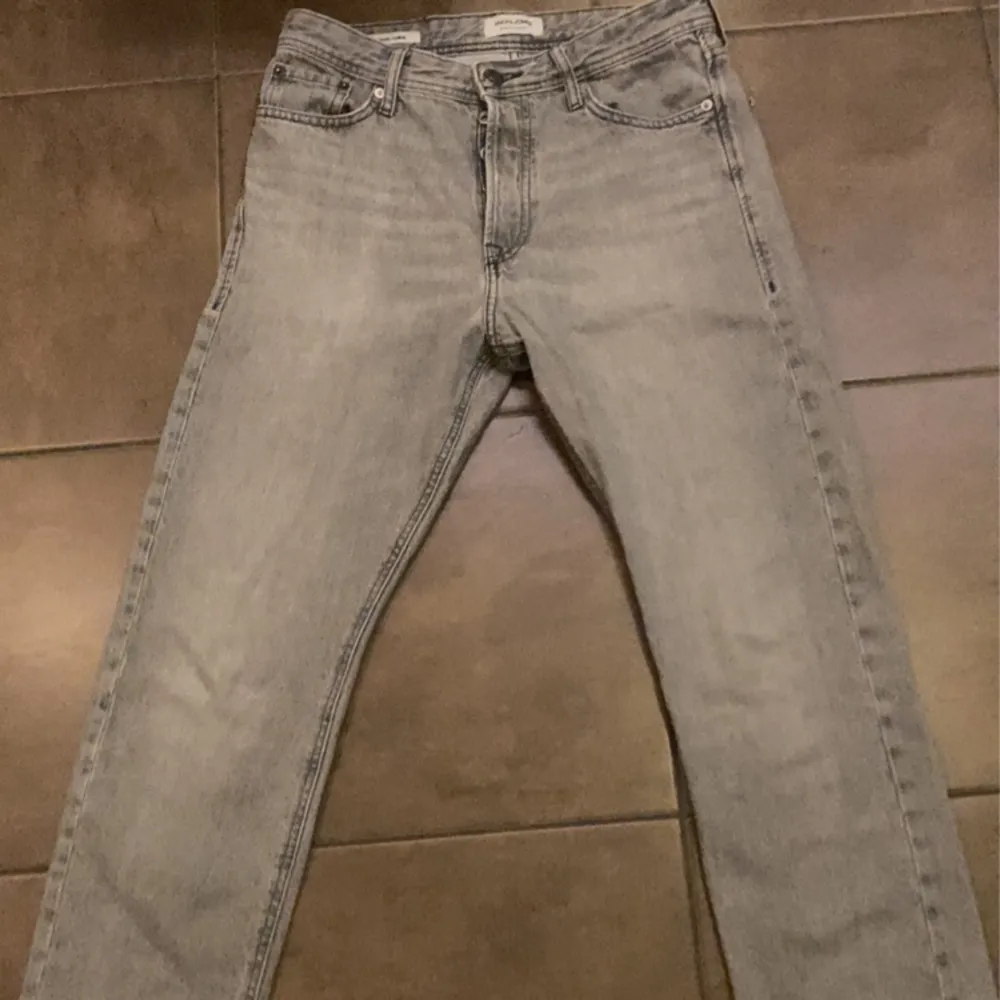 Ett par gråa Jack & Jones jeans i storlek 28 30. Inga hål eller defekter. 9/10 skick . Jeans & Byxor.