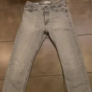 Ett par gråa Jack & Jones jeans i storlek 28 30. Inga hål eller defekter. 9/10 skick 
