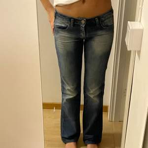 Såå snygga Lågmidjade bootcut jeans från miss sixty❤️❤️ tyvärr är de för små på mig! Så coola fickor också! Jag är 165 fråga för mått🥰