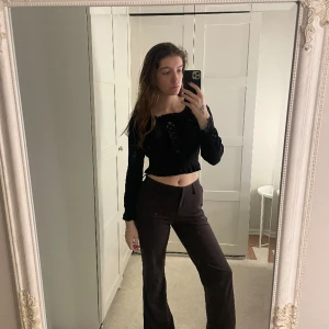 Svart blus - Svart blus. Säljes pågrund av att jag inte använder. Storlek 32 men passar mig som har storlek 34-36 i vanliga fall.