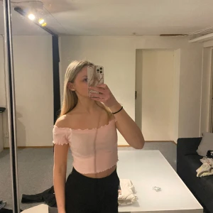 Rosa tröja - Säljer denna tröja pågrund av att den inte kommer till användning. Nyskick använd fåtal gånger. Är i storlek m men passar en som har s och xs💗
