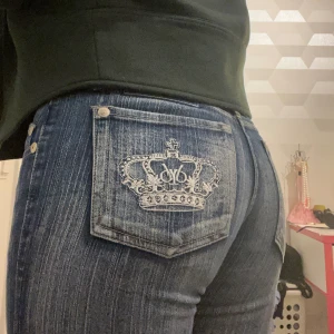 Victoria Beckham Jeans  - Säljer mina fina Victoria Beckham jeans. Inga slitningar och tyget är i så fint skick. Dessa jeans är väldigt svåra att få tag på och de är i nyskick därav priset. Midja: 38 innerben: 78, jae 170