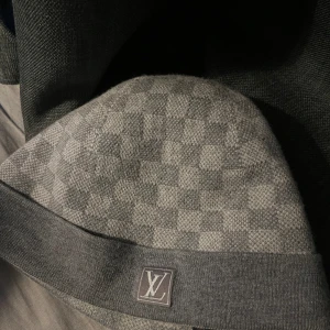 Lv mössa  - Säljer min Lv mössa då jag inte använder den längre ! Inga skador vid frågor kom dm