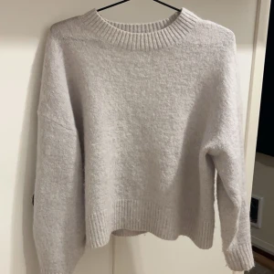 Stickad tröja - Säljer denna superfina stickad tröjan. Storlek M men passar mig perfekt som brukar ha S 💕