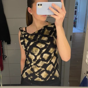 Topp - Som ny och aldrig använd. Köpt på zara ett år sedan. 