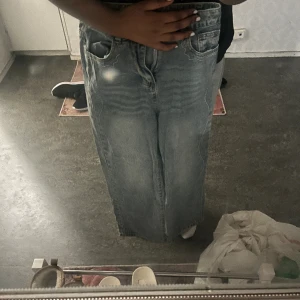 Baggy / straight jeans  - Helt nya och oanvända . Storlek M men lite tajtare än vanligt! Raka och lite baggy vid låren. 