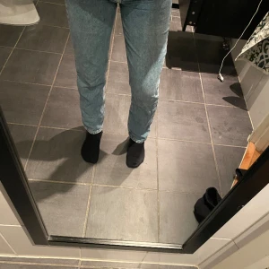 Jeans - Högmidjade raka jeans från NA-KD. Använda ett fåtal gånger, skick 9/10. Passar bra på mig som är 169cm lång. Pris kan diskuteras vid snabb affär.  