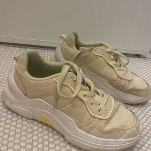 Gula sneakers  - Okej skick , kan behövas tvättas 