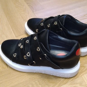 Coola skor Moschino - Chunky, comfy, soft inside, made of very good quality genuine leather. Look cool, I got many compliments for them :) Used only a few times, almost like new with just a few minimal signs of wear. Normal in size.