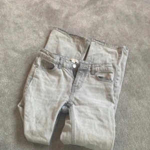 Jeans från gina Tricot❤️😍 - Dessa är i nyskick och designade av tiktokarna ”iza and ell” bootcut,lowaist😍❤️