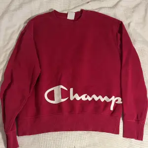 Säljer min sweater från champion pga att den inte längre kommer till användning. 