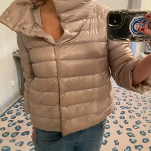 Herno jacka - Hej! Säljer nu min fina herno jacka pga den inte kommer till användning. Super fin modell. Köpt för ett tag sedan så kommer inte exakt ihåg vad färgen heter eller storleken men tror 41 IT. Annars så är jag 175 cm lång och den sitter bra på mig. 