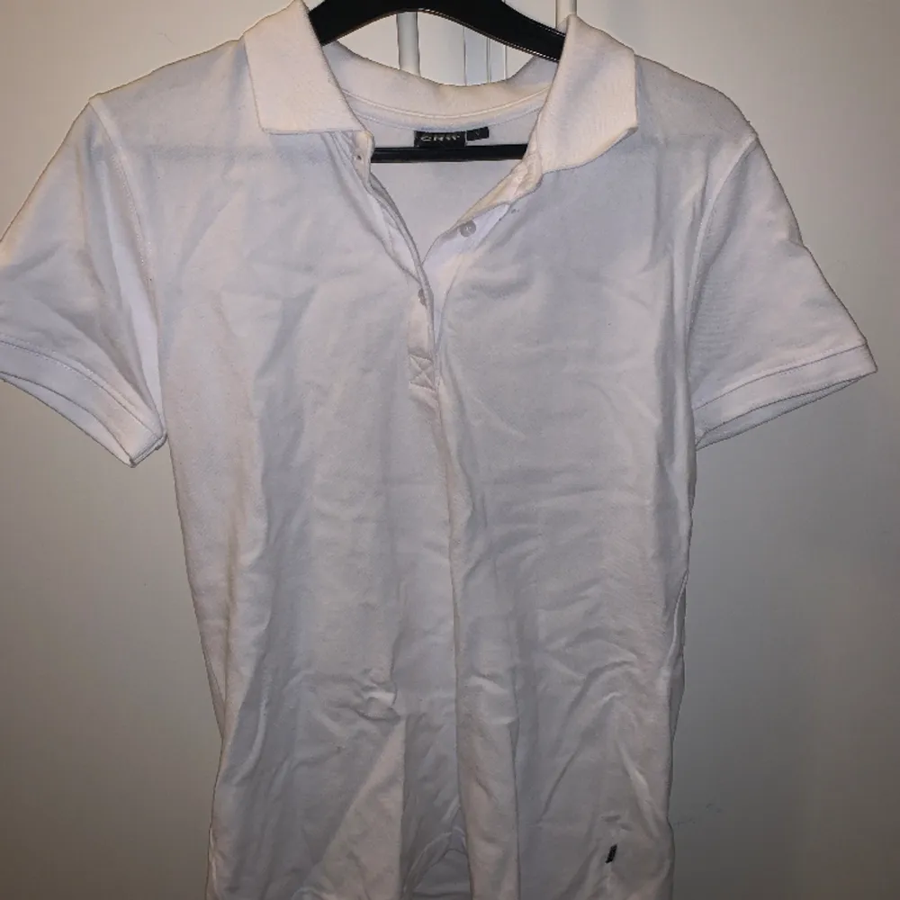 En helt ny vit skjorta i dam storlek. Inte använd :) . Skjortor.