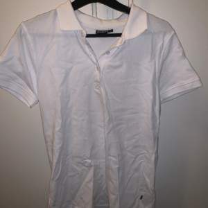 En helt ny vit skjorta i dam storlek. Inte använd :) 