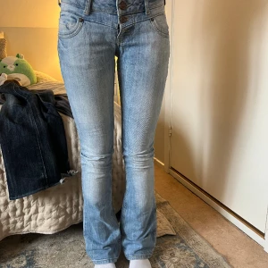 Lågmidajde bootcut jeans - Säljer dessa vintage lågmidajde bootcut jeans, mycket fint skick, inga slitningar. Gör inga byten 