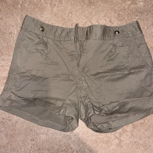 Michael Kors shorts - Endast använd en gång och den är i perfekt skick. Det står storlek 2 på den men den sitter som en S/XS