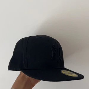 NY Yankees 59Fifty Black on Black Fitted Black/Black - Helt ny baseball keps, säljs pga fel storlek. Storlek: 56.8