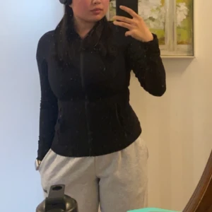 Tränings tröja  - Jättefin tränings tröja och liknar den kända  lululemon tröjan❣️fortfarande i fint skick. Är i storlek M men passar S 