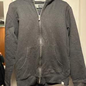 Säljer denna zip hoodie i storlek S. Köpt från zalando