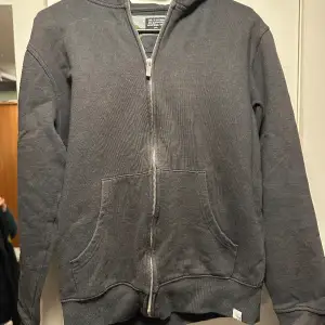 Säljer denna zip hoodie i storlek S. Köpt från zalando