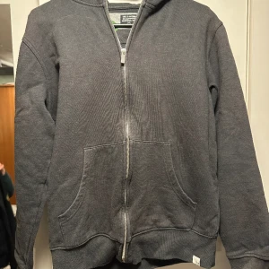 Grå ziphoodie - Säljer denna zip hoodie i storlek S. Köpt från zalando