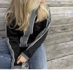 Asics - Säljer  denna jacka/tröja pågrund av att den är lite lång på mig.( lånade bilder)