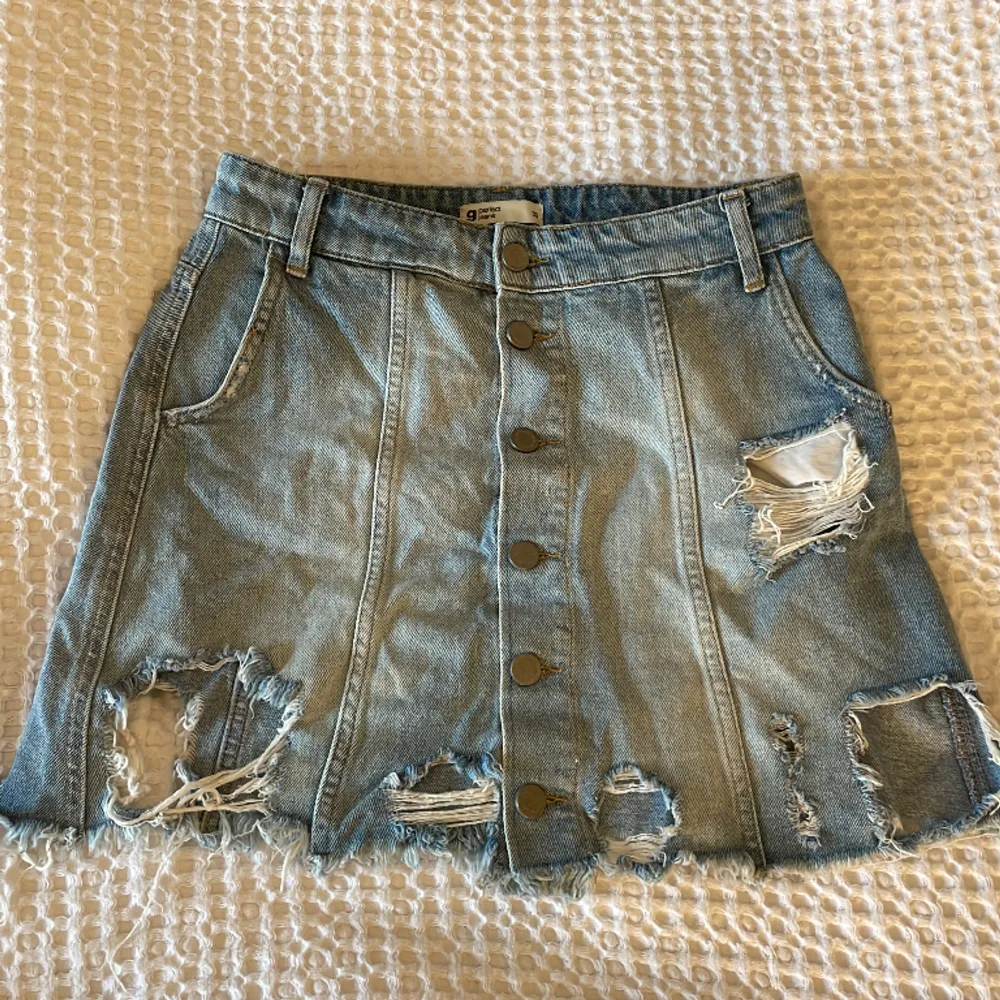 Jeans kjol med slitningar från Gina Tricot 🫐🫧. Kjolar.