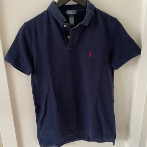 Ralph lauren pike - Ritkigt snygg Ralph lauren piké i bra skick. Storlek 14/16 vilket passar XS.  Skriv vid frågor eller funderingar