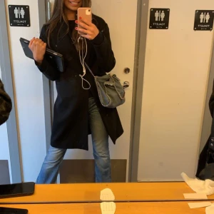 Svart kappa - Säljer svart kappa från mq perfekt till våren!!