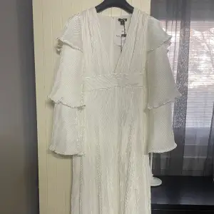 Världens sötaste klänning, passar perfekt nu till studenten också! Köpt från boohoo med prislappen på (aldrig använd) passar 160-170cm❤️ kan passa 36-40 då den är väldigt stretchig ❤️köpt för 495❤️ Har en massa andra vita kläder uppe! Delvis från Na-kd 