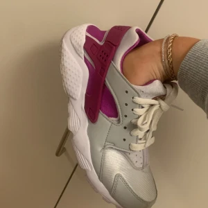 Dam Nike skor  - Skor i storlek 38.5 nästan som nya använd ett få tal gånger då dem ej passat mig köpt för 1271 kr säljs för 500