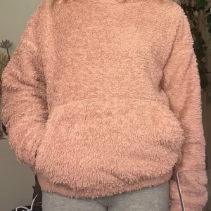 Tjocktröja, rosa - Den är i bra skick inga hål, mullig och varm.