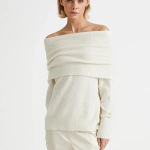 Off shoulder - Jättefin off-shoulder tjocktröja från Stylein. Helt oanvänd med lappen kvar. Skriv om egna bilder önskas. Nypris 2999kr.