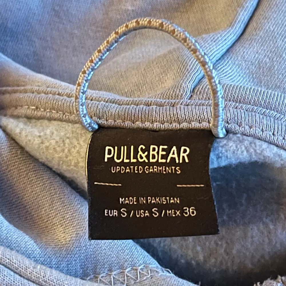 Pull&bear blå hoodie i väldigt bra skick och har inga defekter. Finns en likadan Hoodie som jag säljer fast i grå, köper man båda kan man få de för 550. Hoodies.