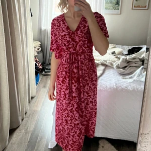Blommig klänning  - Blommig klänning från Asos i en midimodell! 🩷 aldrig använd, köpt för 599!