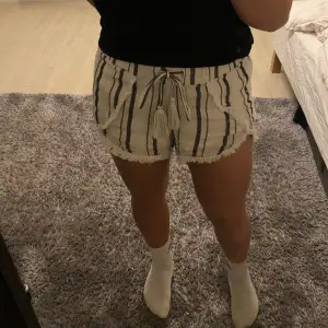 Säljer mina supersöt shorts från Bikbok💗 i storlek S, superfina på sommaren💗 Säljer då de inte har kommit till användning alls. Pris kan diskuteras💗 