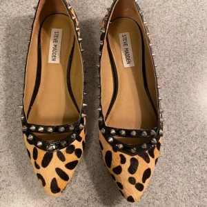 Leopard ballerina Steve Madden  - Så coola leopard ballerina från Steve Madden Madden. I nyskick, endast använda en gång. Säljer då dom är för små. 💗