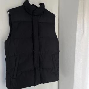 pufferväst  - pufferväst, oanvänd. oversized look på xs-s 🌸