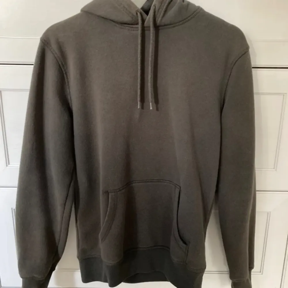 Grå Hoodie från H&M i storlek XS. Köparen betalar för frakten🥰❤️. Hoodies.