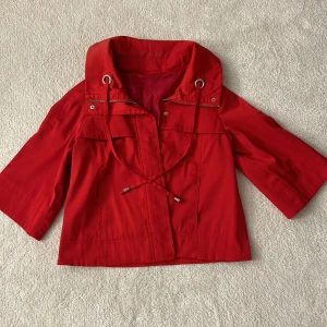 Trekvartsärm jacka  - Skit snygg röd trekvartsärm jacka!!😍😍