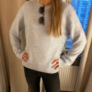 Stickad tröja  - Jättefin stickad tröja ifrån H&M! Storlek 158/164 men rätt stor i storleken, så passar både S och M. Pris kan diskuteras!💗