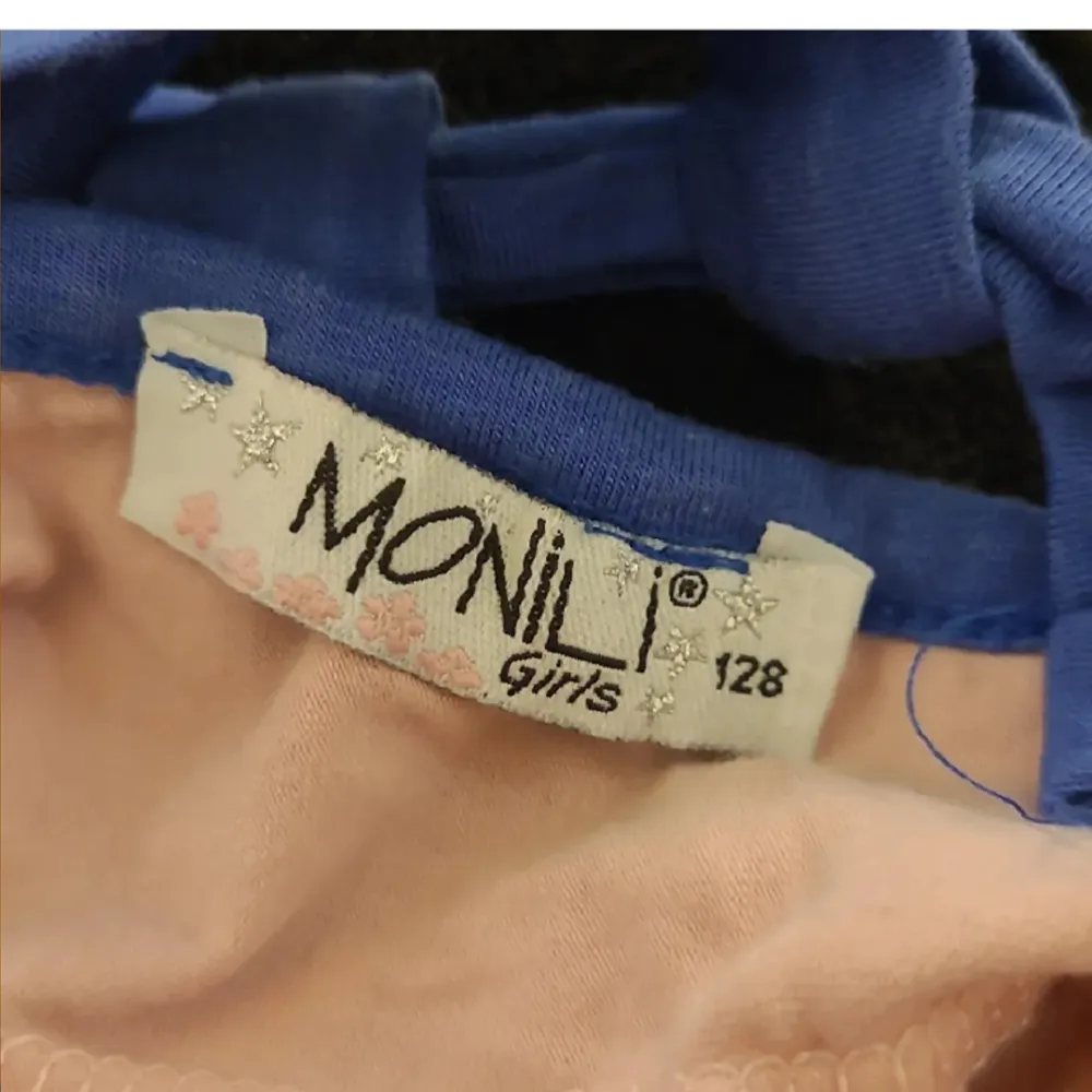 Söt topp från Monili girls i storlek  128. Kan fraktas men köparen står för frakten 💕. T-shirts.