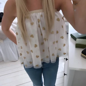 Off shoulder topp - En tyll kjol med guld glittriga hjärtan som jag haft som topp 