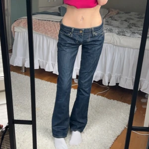 Lågmidjade Bootcut jeans levis - Lågmidjade & Bootcut jeans från Levis, storlek 26, i fint skick. Innerbenslängd:79 midjemått:37. Vill du köpa trycker du på köp nu, jag postar inom 24h