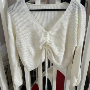 Stickad tröja - Vit stickad tröja med knytdetaljer i storlek  S