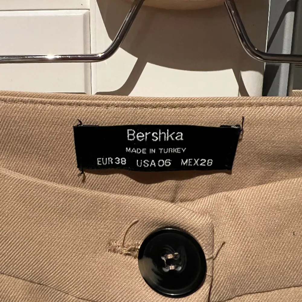 Bershka byxor storlek 38 sitter otroligt snyggt på och passar mig jättebra längdmässigt, är själv 166! Aldrig använda!☺️. Jeans & Byxor.