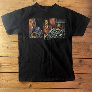 Friday t-shirt  - Svart T-shitt från den ikoniska tv-serien friday. Den fångar en skön scen som är mycket känd. 